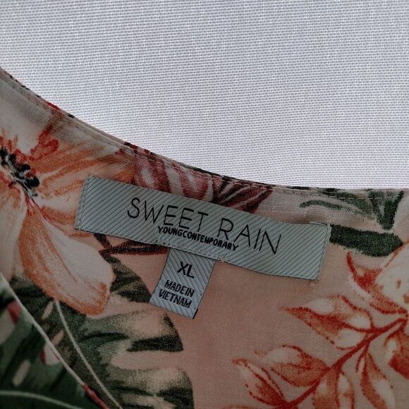 Sweet rain peekaboo top - Picture 2 of 8